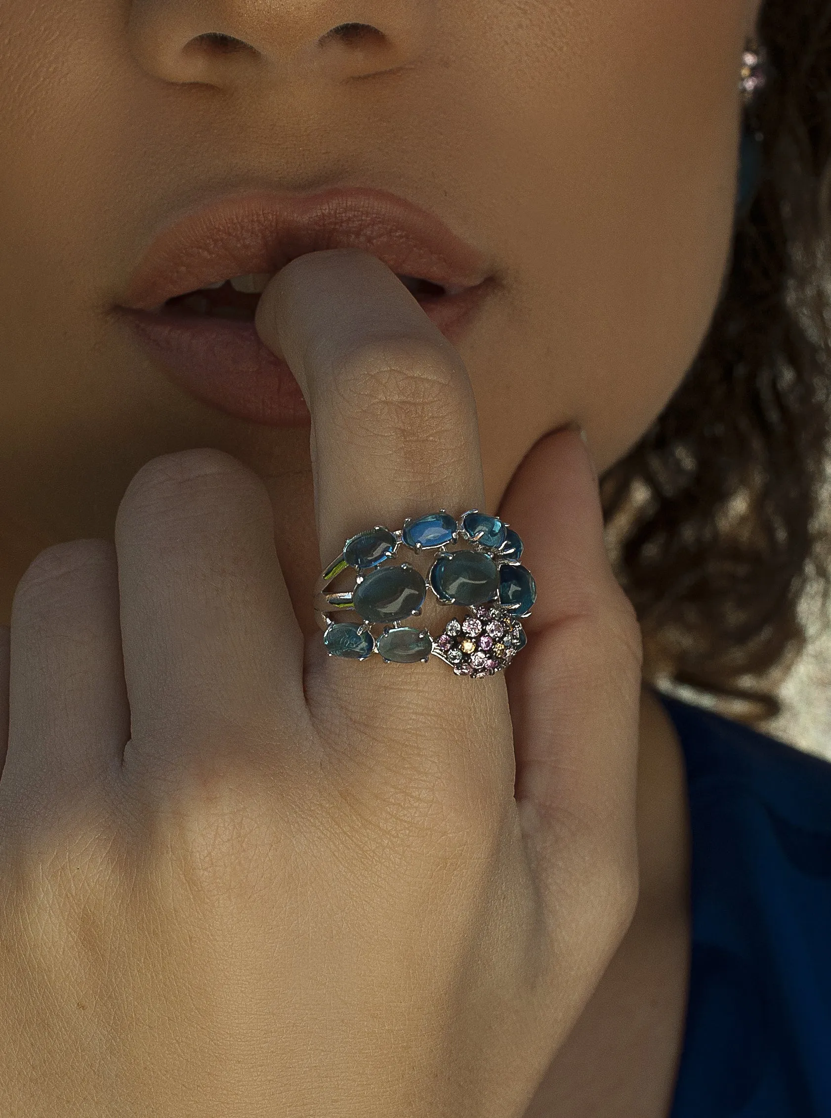 Anillos con piedras en tono navyblue y circonitas de colores