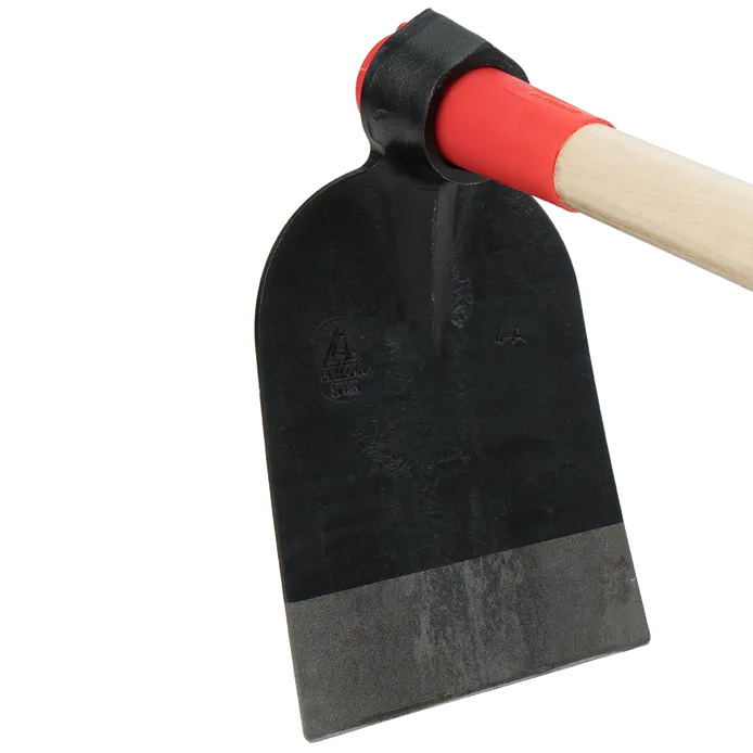Azada forjada antigiro, para hacer caballones. Con mango de madera certificada de 1400 mm