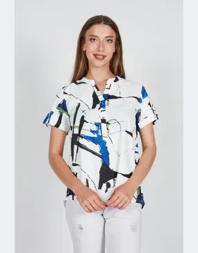 Blusa camiseta mujer tela cuello mao con abertura botones estampado abstracto fondo blanco