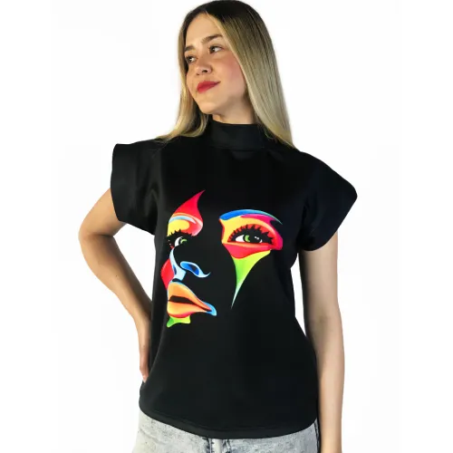 Blusa informal con estampado de Caras II.