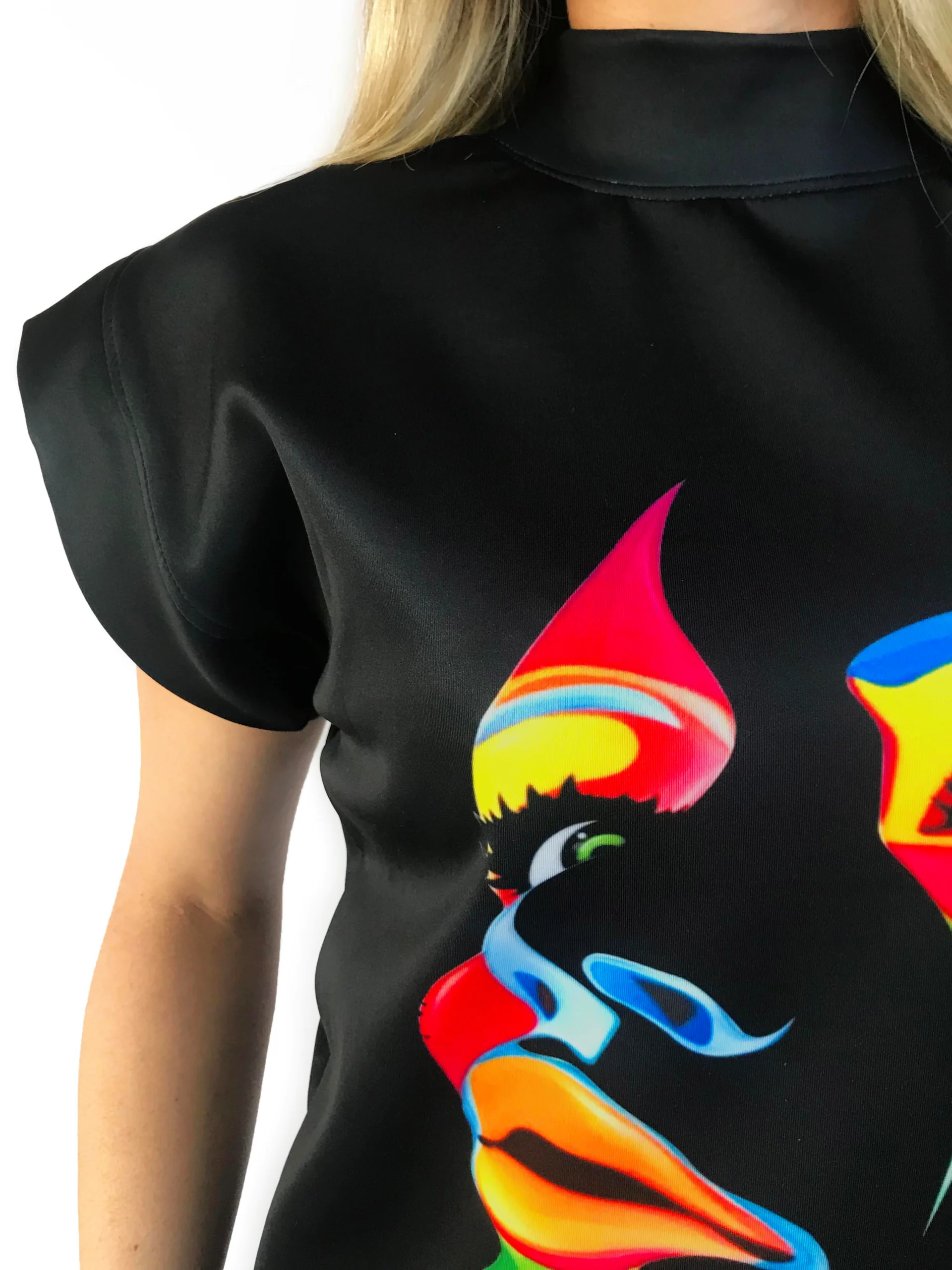 Blusa informal con estampado de Caras II.