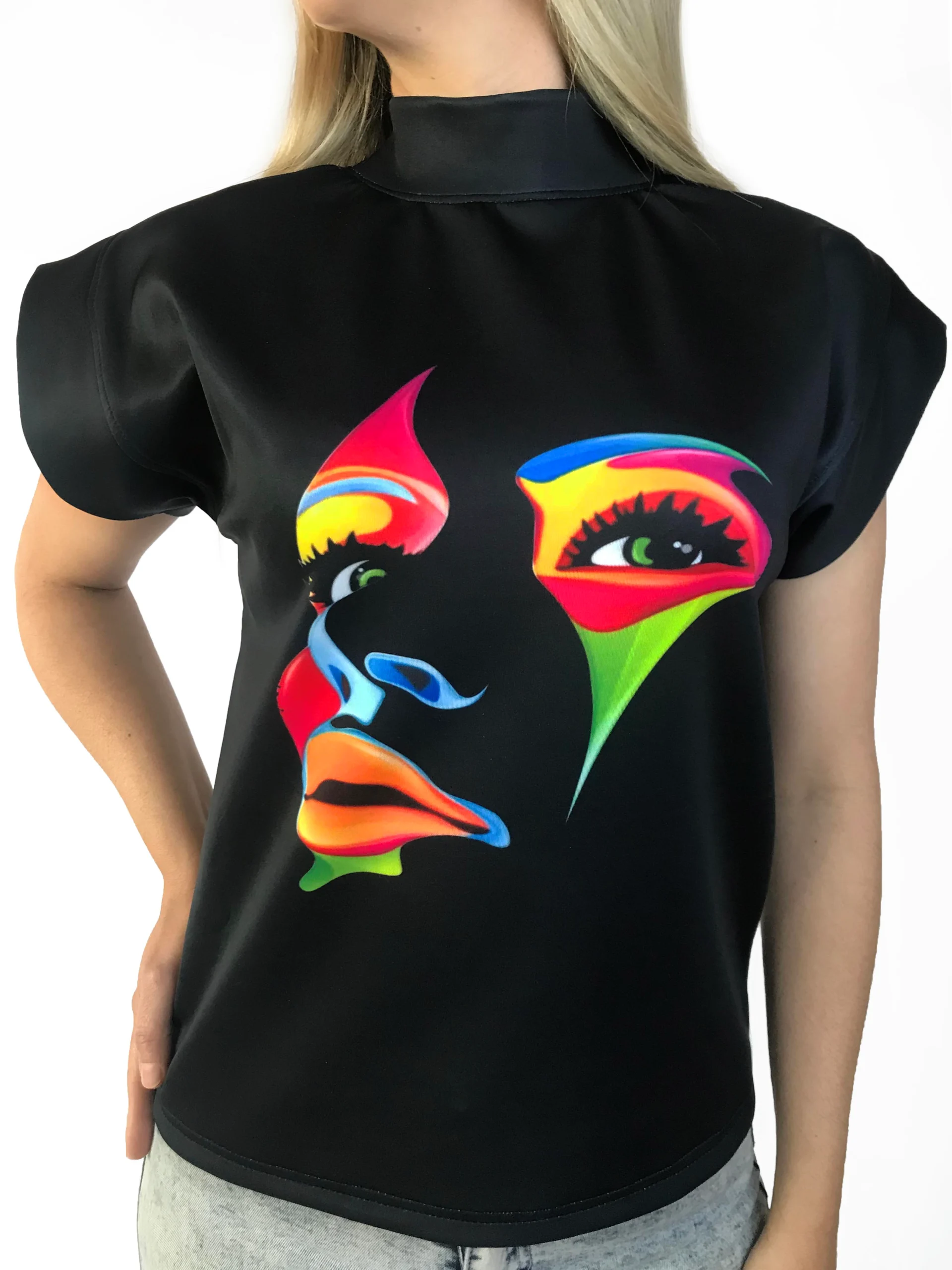 Blusa informal con estampado de Caras II.