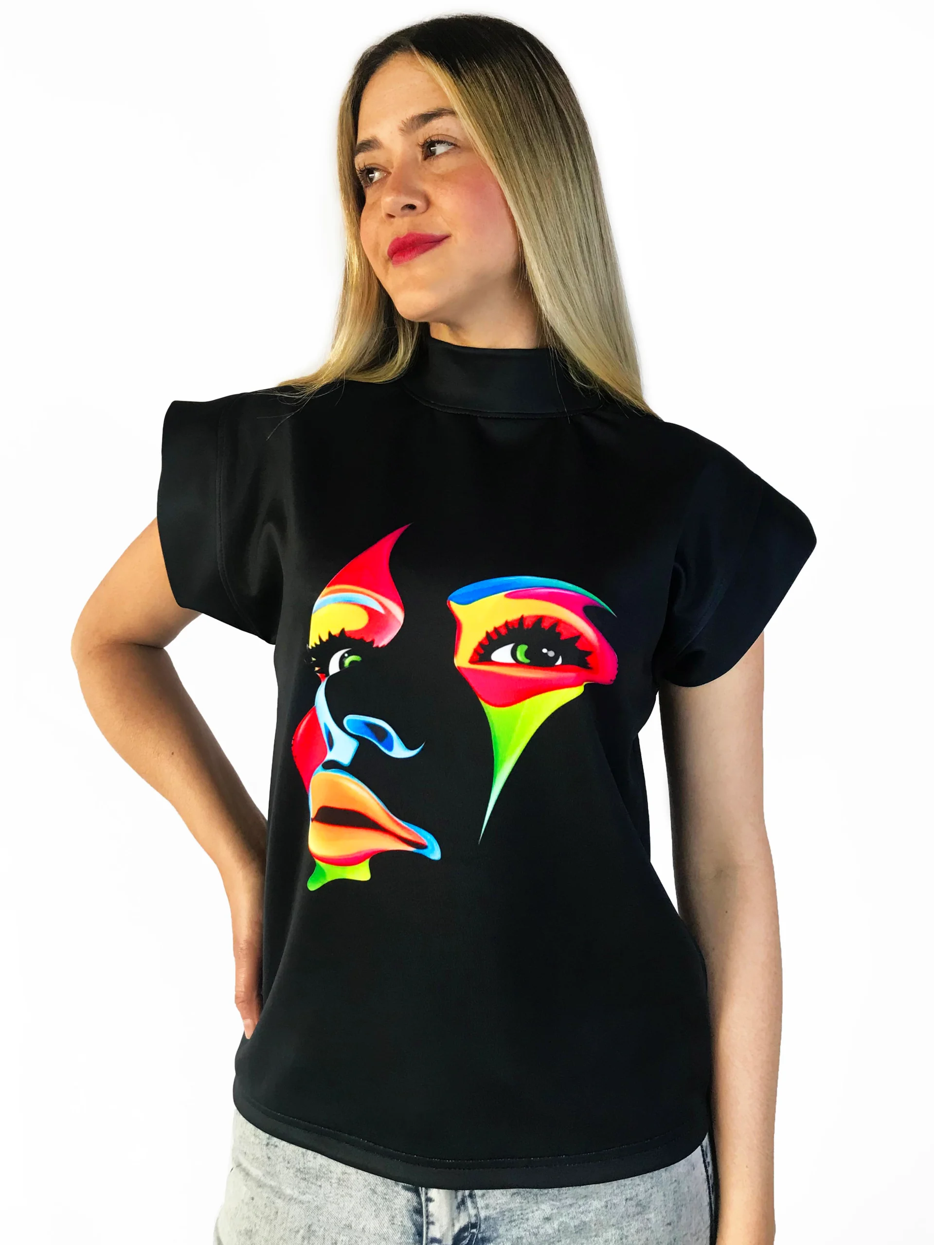 Blusa informal con estampado de Caras II.