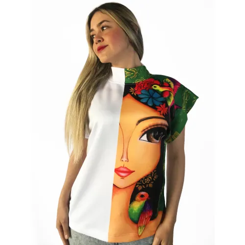 Blusa informal con estampado de Caras III.