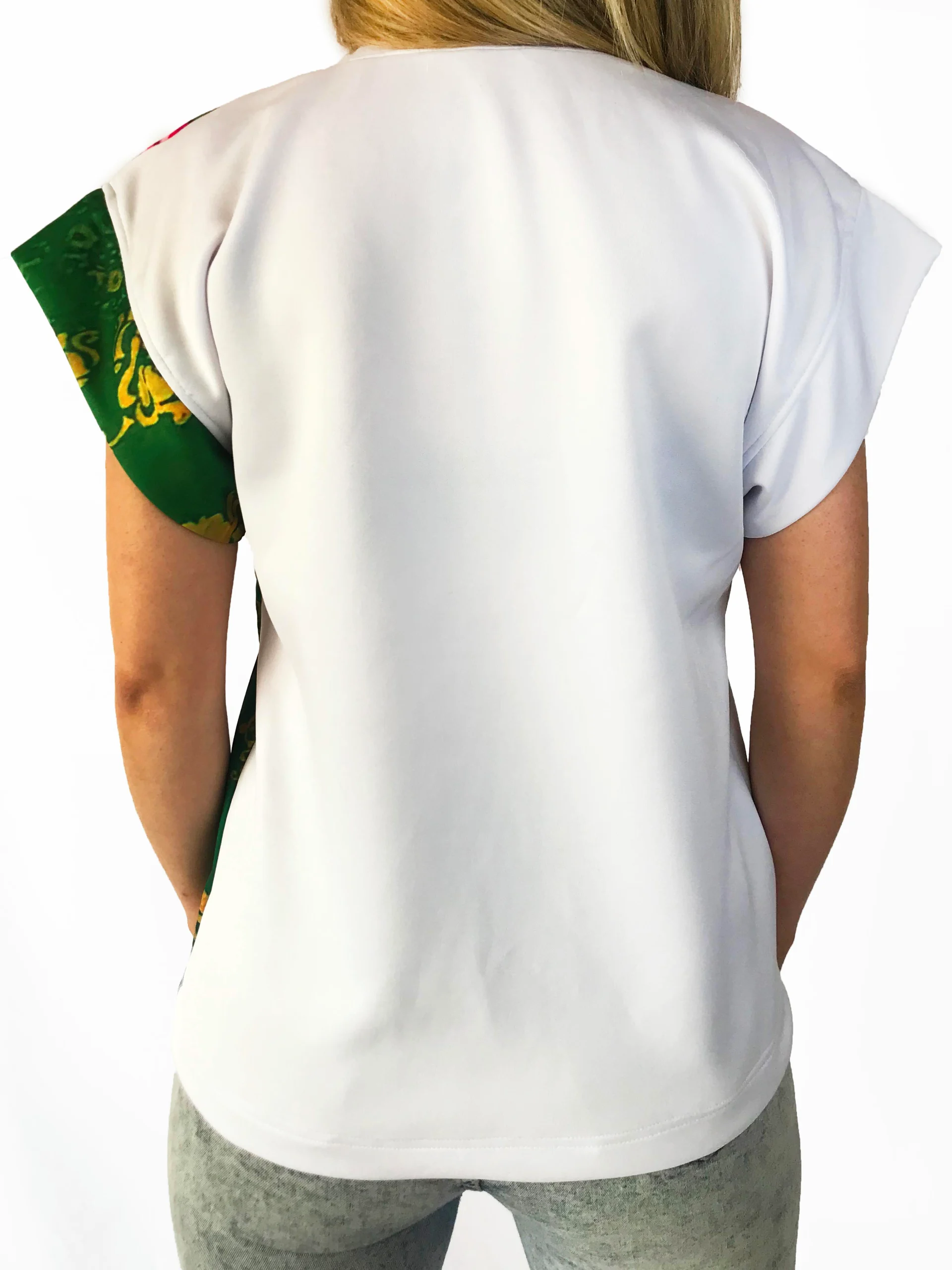 Blusa informal con estampado de Caras III.