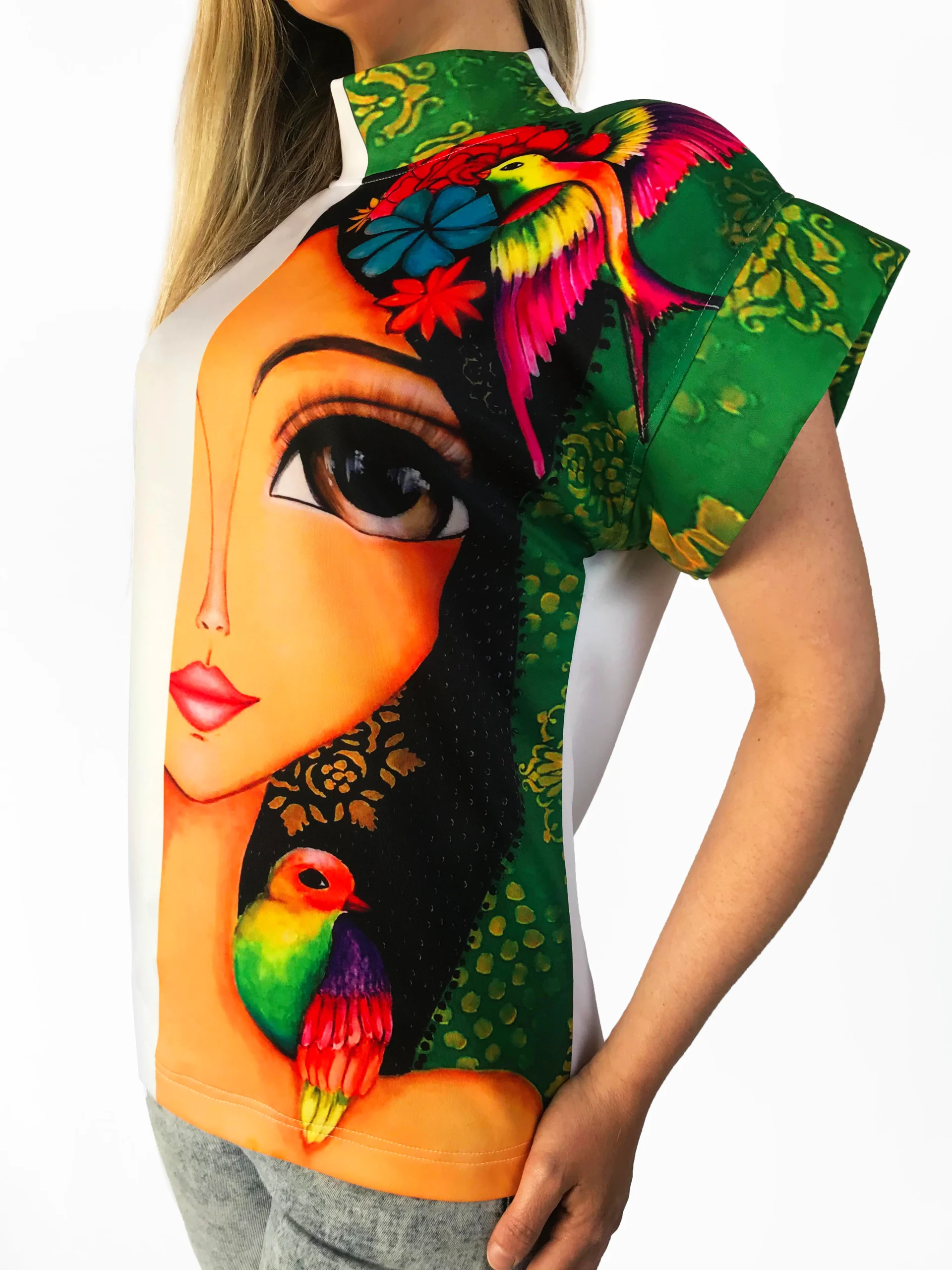 Blusa informal con estampado de Caras III.