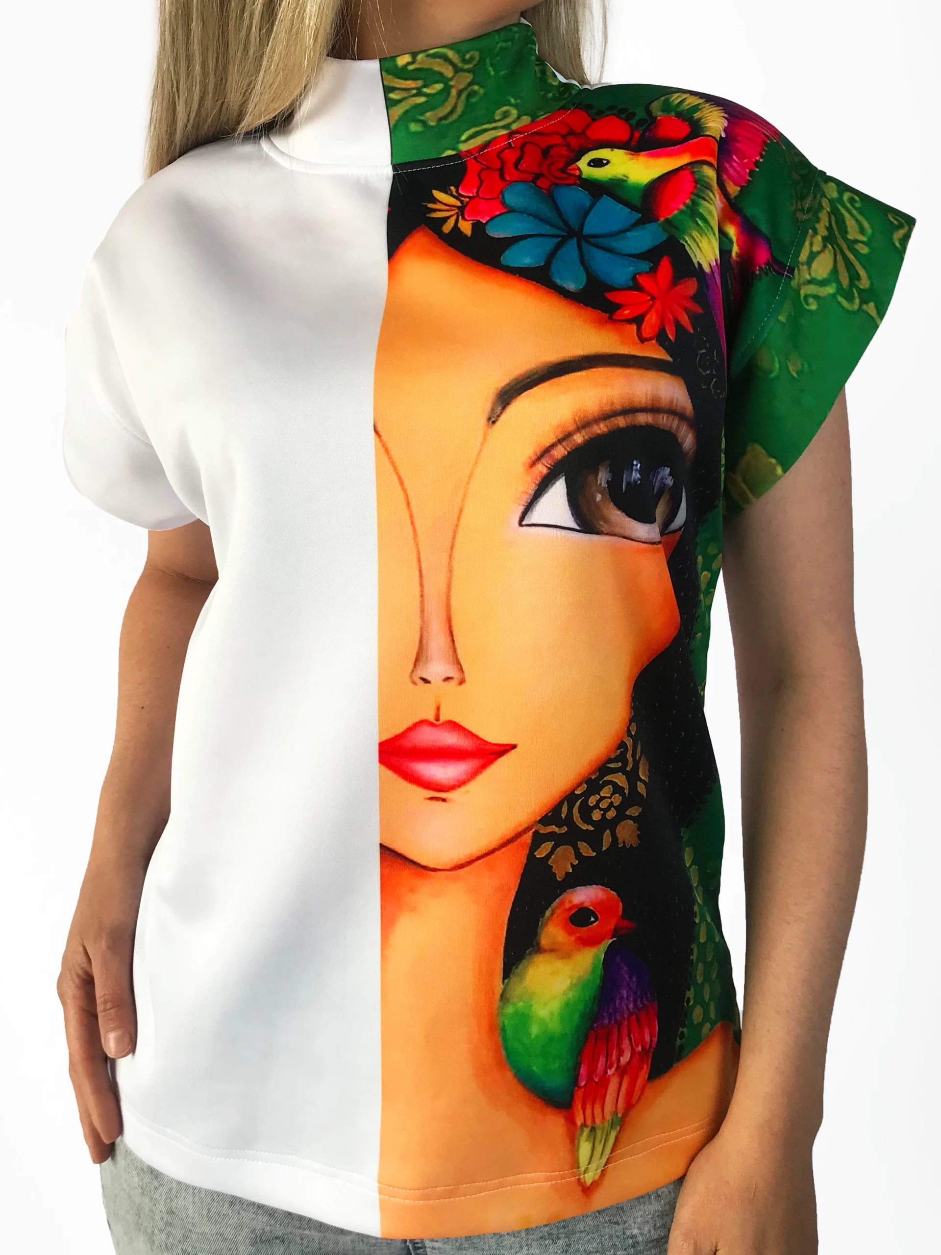 Blusa informal con estampado de Caras III.