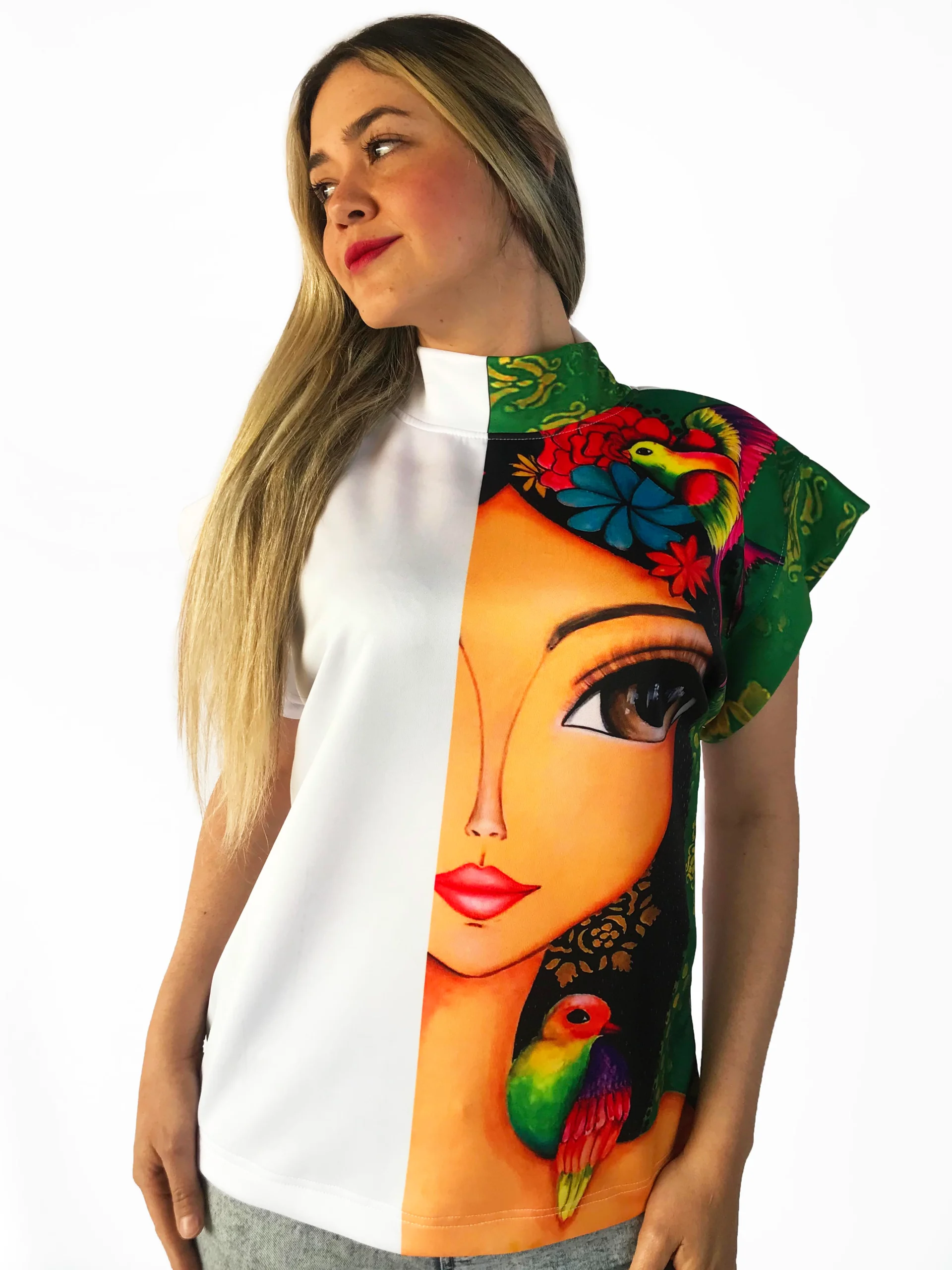 Blusa informal con estampado de Caras III.