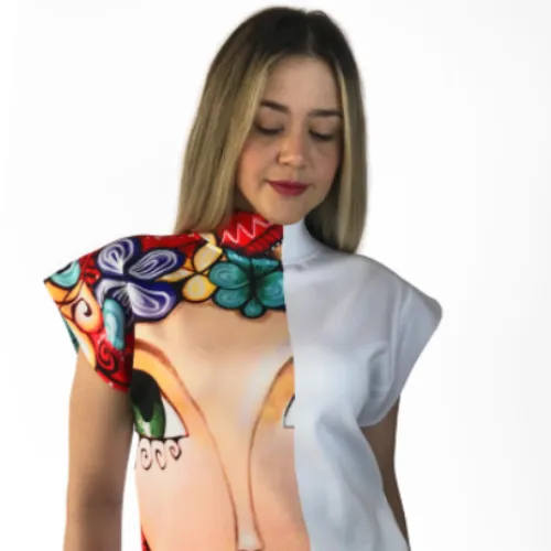 Blusa informal con estampado de Caras VI.