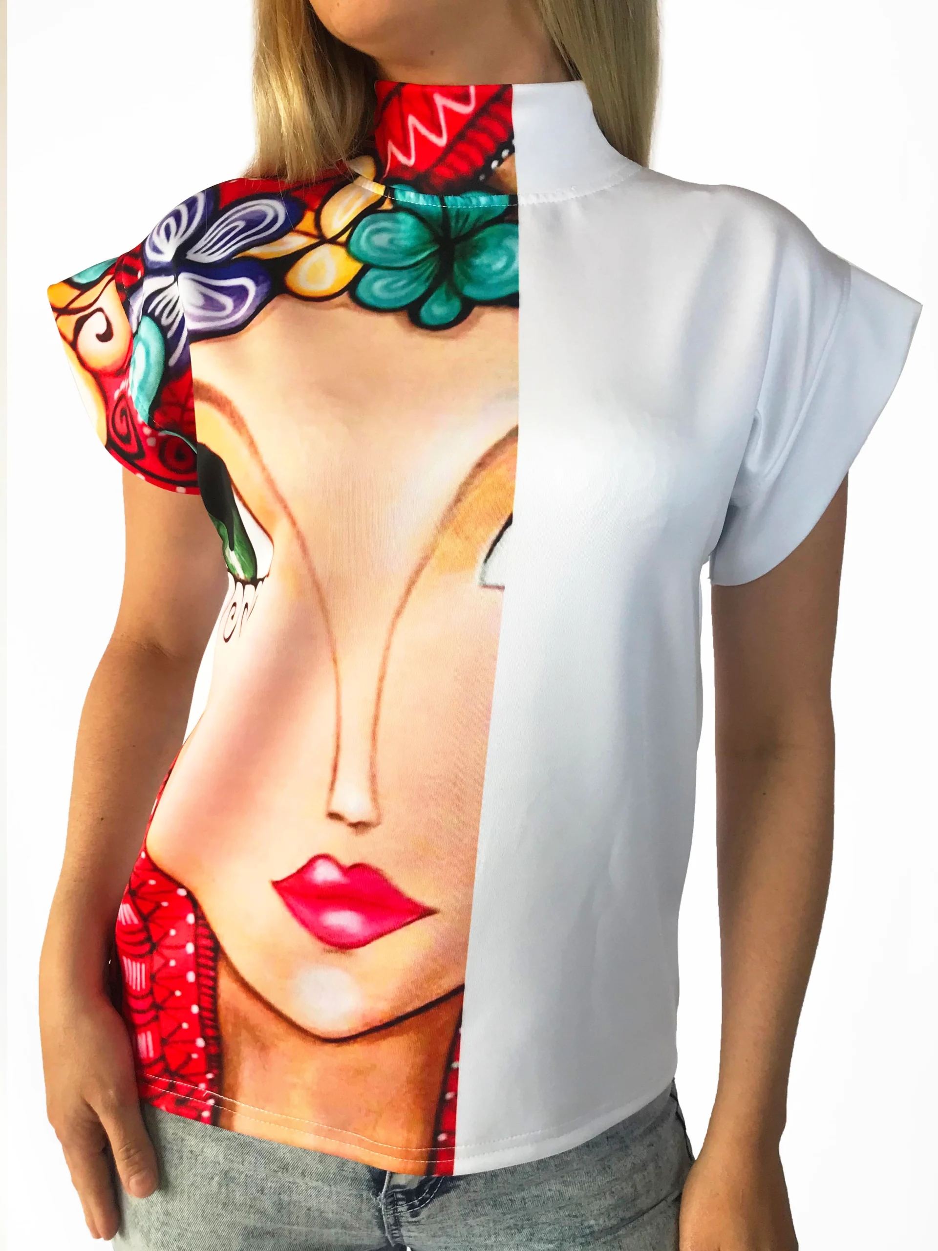 Blusa informal con estampado de Caras VI.