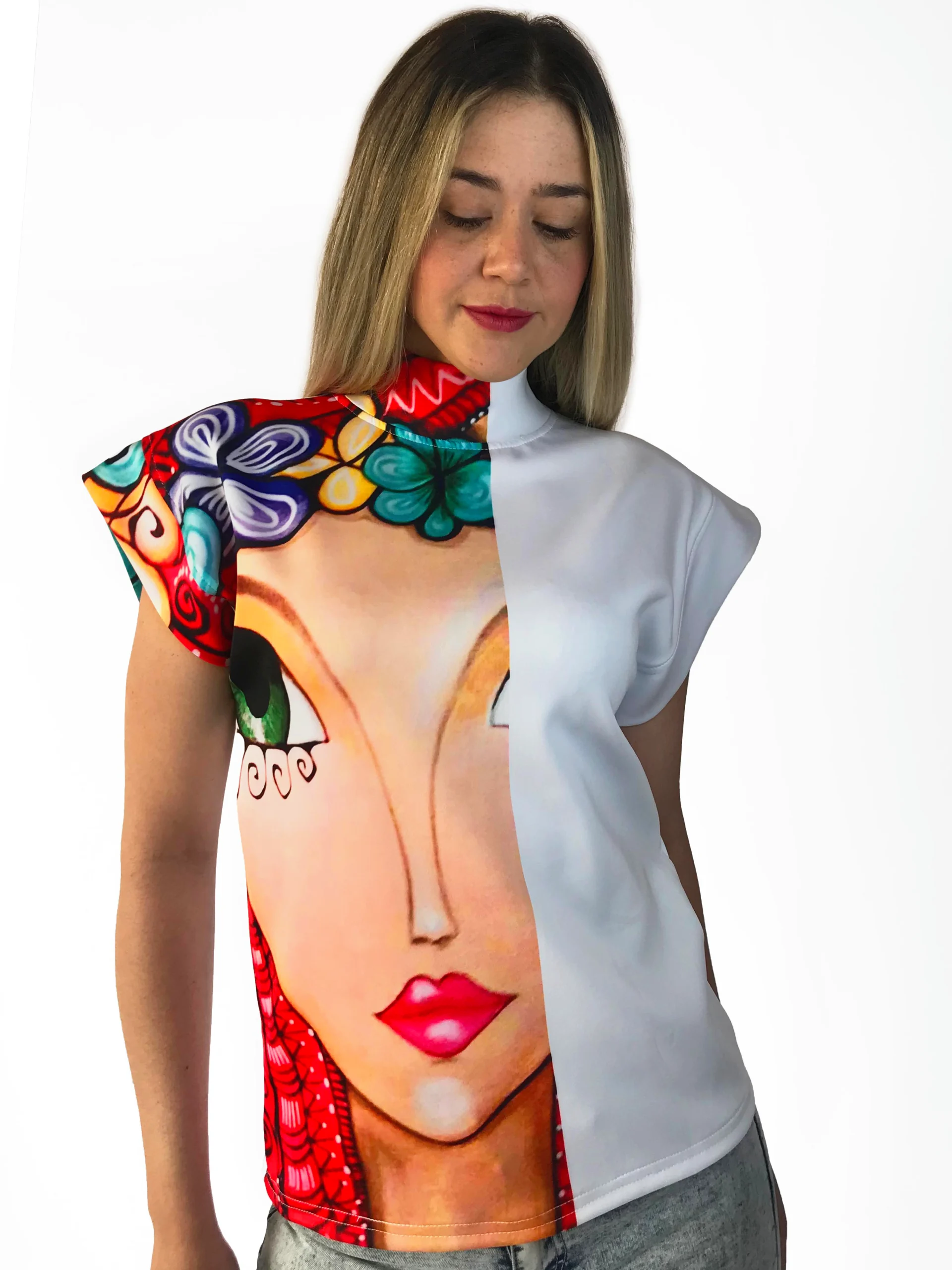 Blusa informal con estampado de Caras VI.