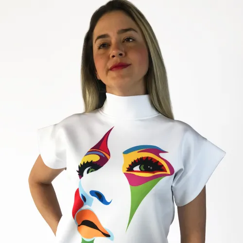 Blusa informal con estampado de Caras.