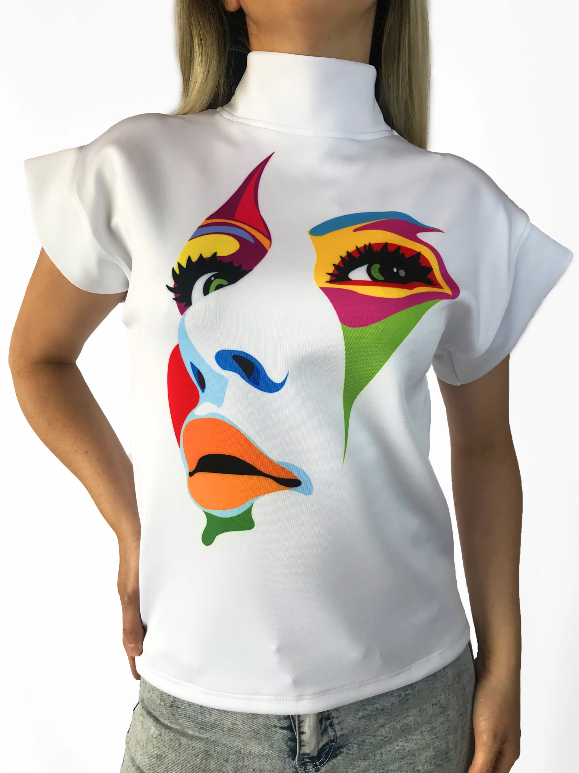 Blusa informal con estampado de Caras.