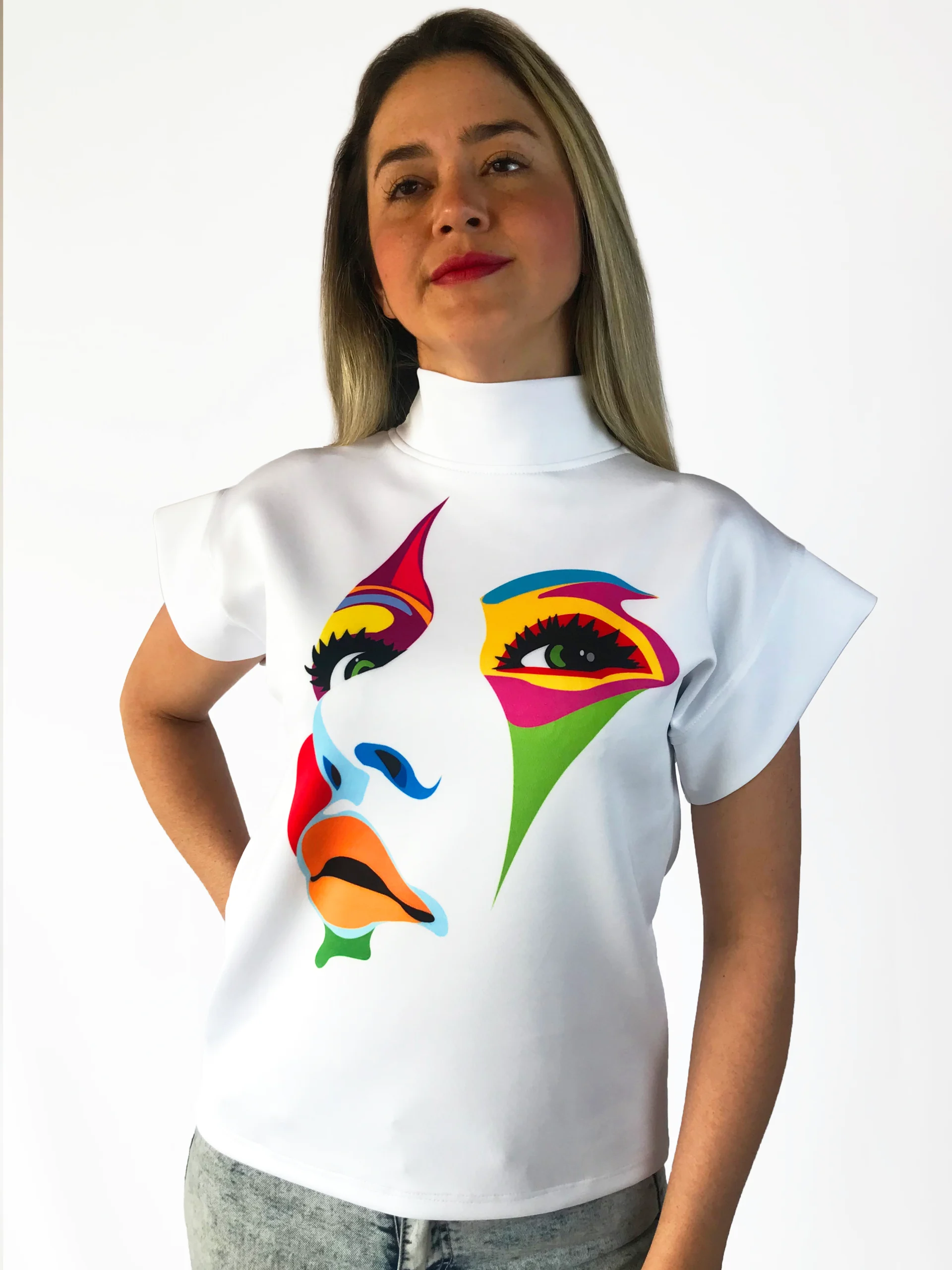 Blusa informal con estampado de Caras.