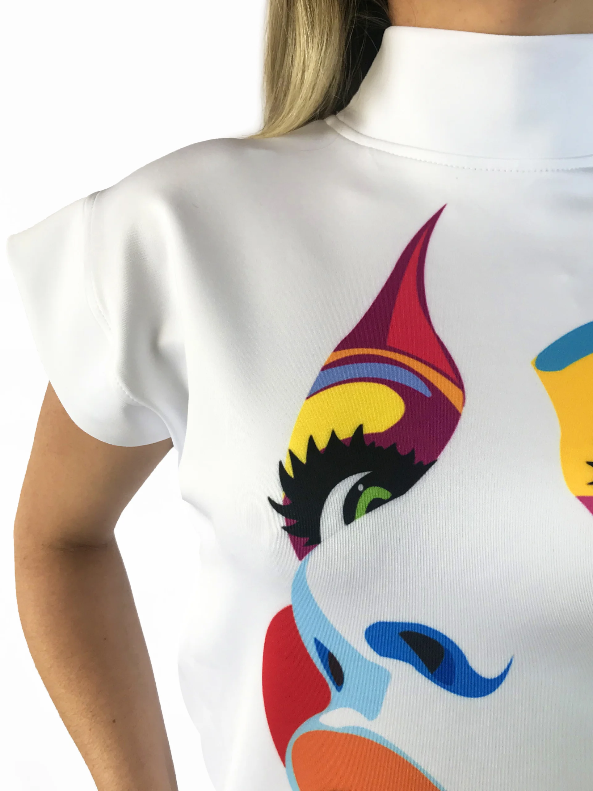 Blusa informal con estampado de Caras.