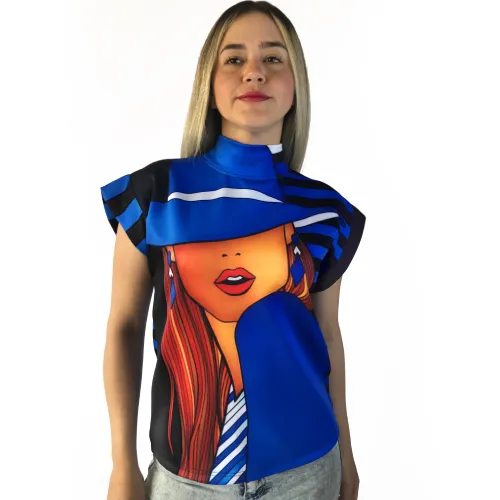 Blusa informal con estampado de mujer.