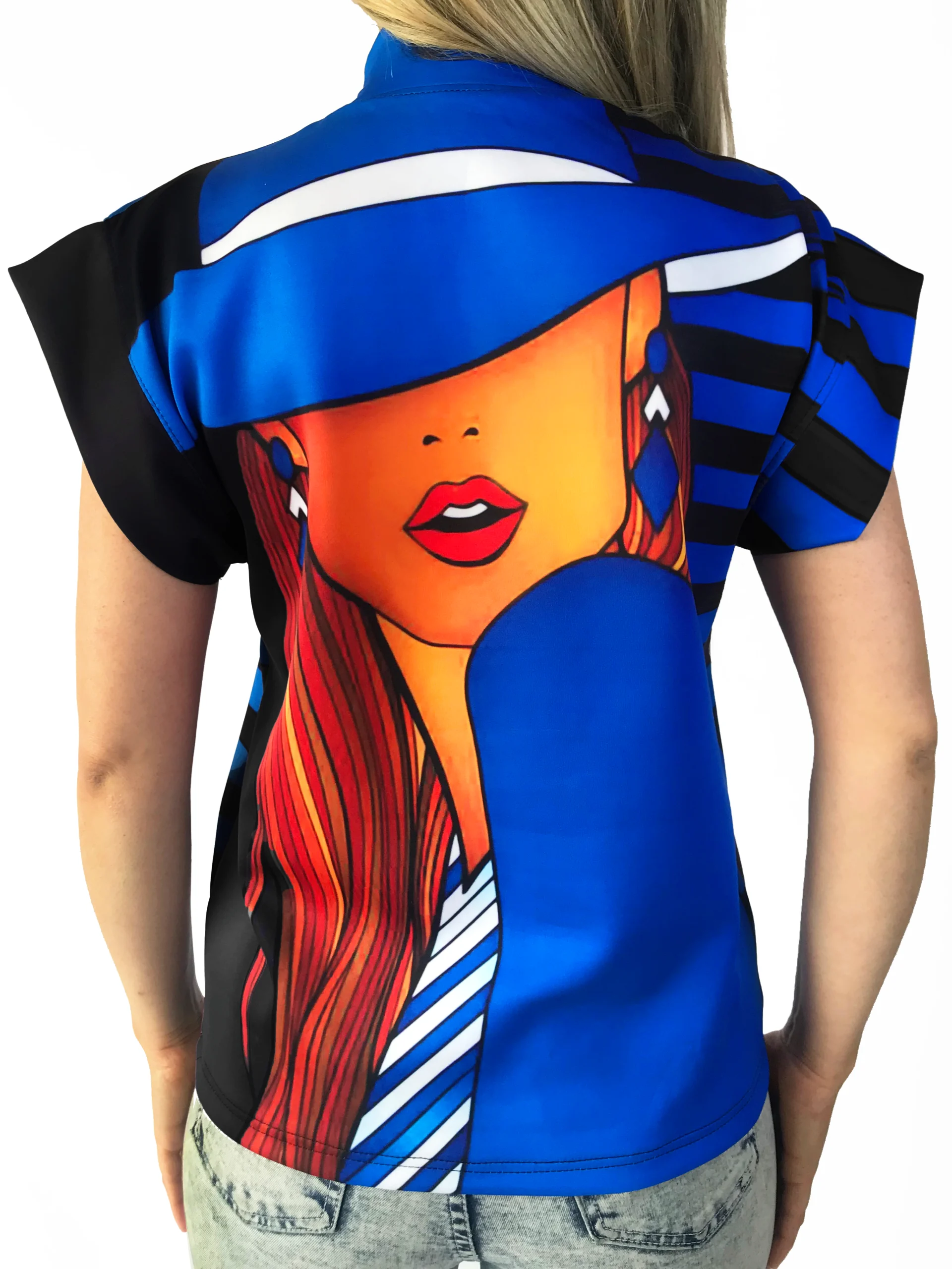 Blusa informal con estampado de mujer.