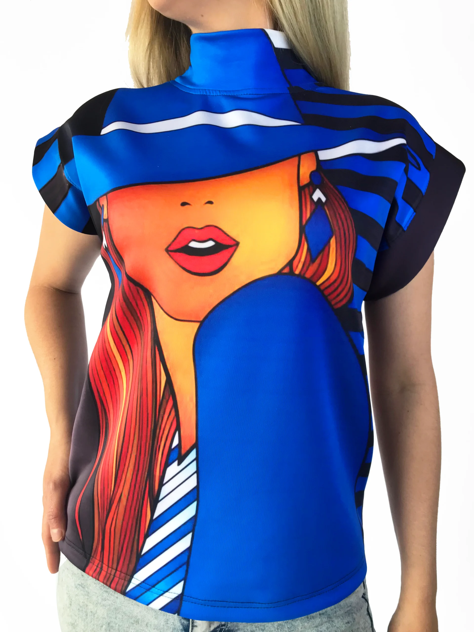 Blusa informal con estampado de mujer.