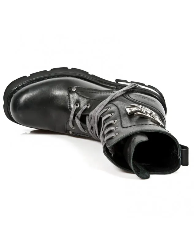 BOTAS DE CUERO NEGRO PARA HOMBRE CON UNA CRUZ CON CALAVERA