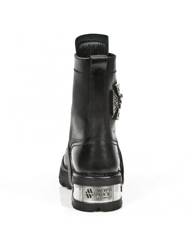 BOTAS DE CUERO NEGRO PARA HOMBRE CON UNA CRUZ CON CALAVERA
