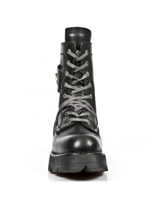 BOTAS DE CUERO NEGRO PARA HOMBRE CON UNA CRUZ CON CALAVERA
