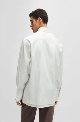 Camisa regular fit en algodón a rayas con efecto a capas