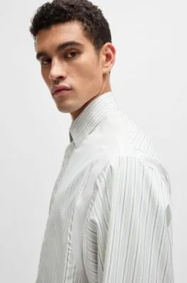 Camisa regular fit en algodón a rayas con efecto a capas