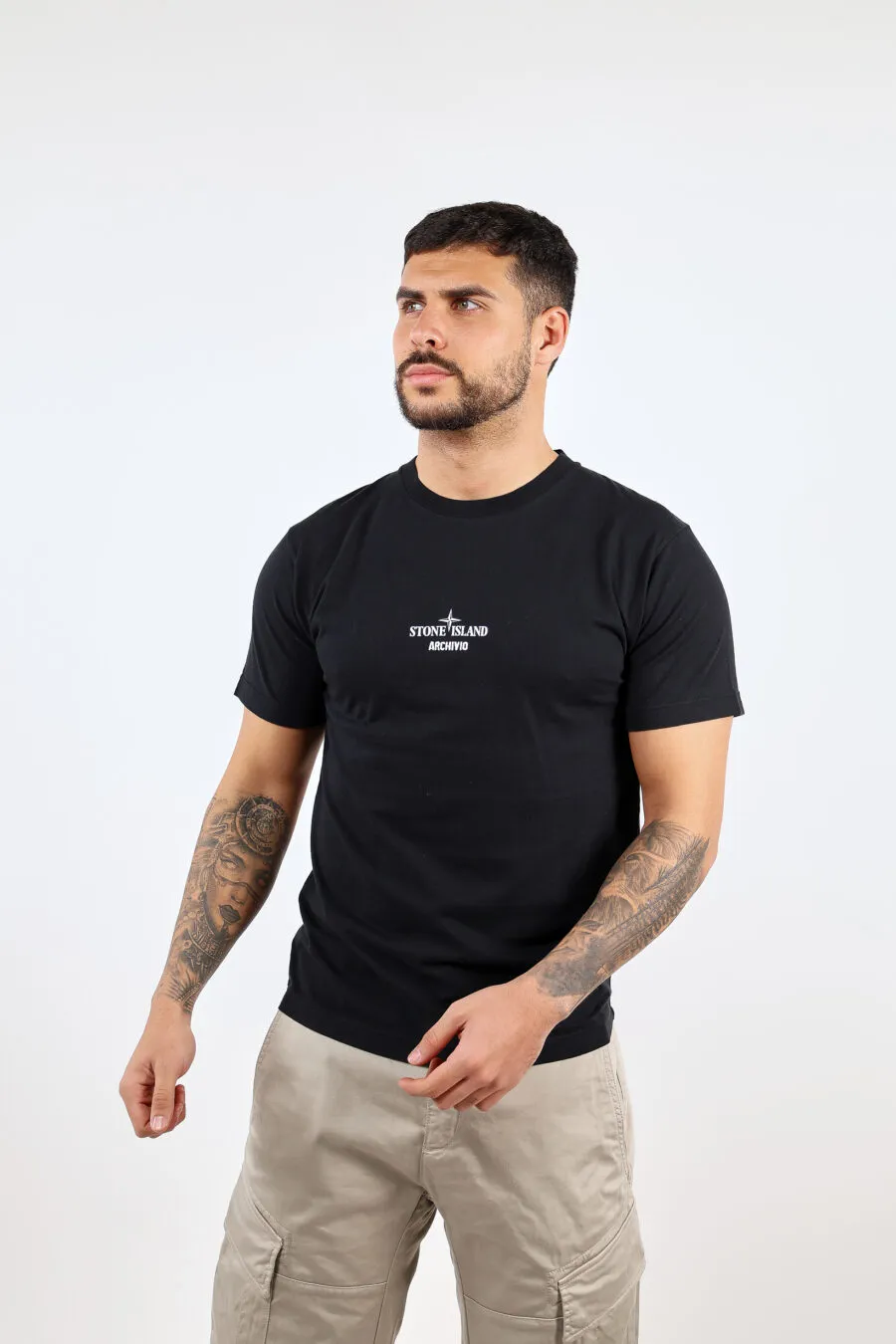 Camiseta negra con minilogo 