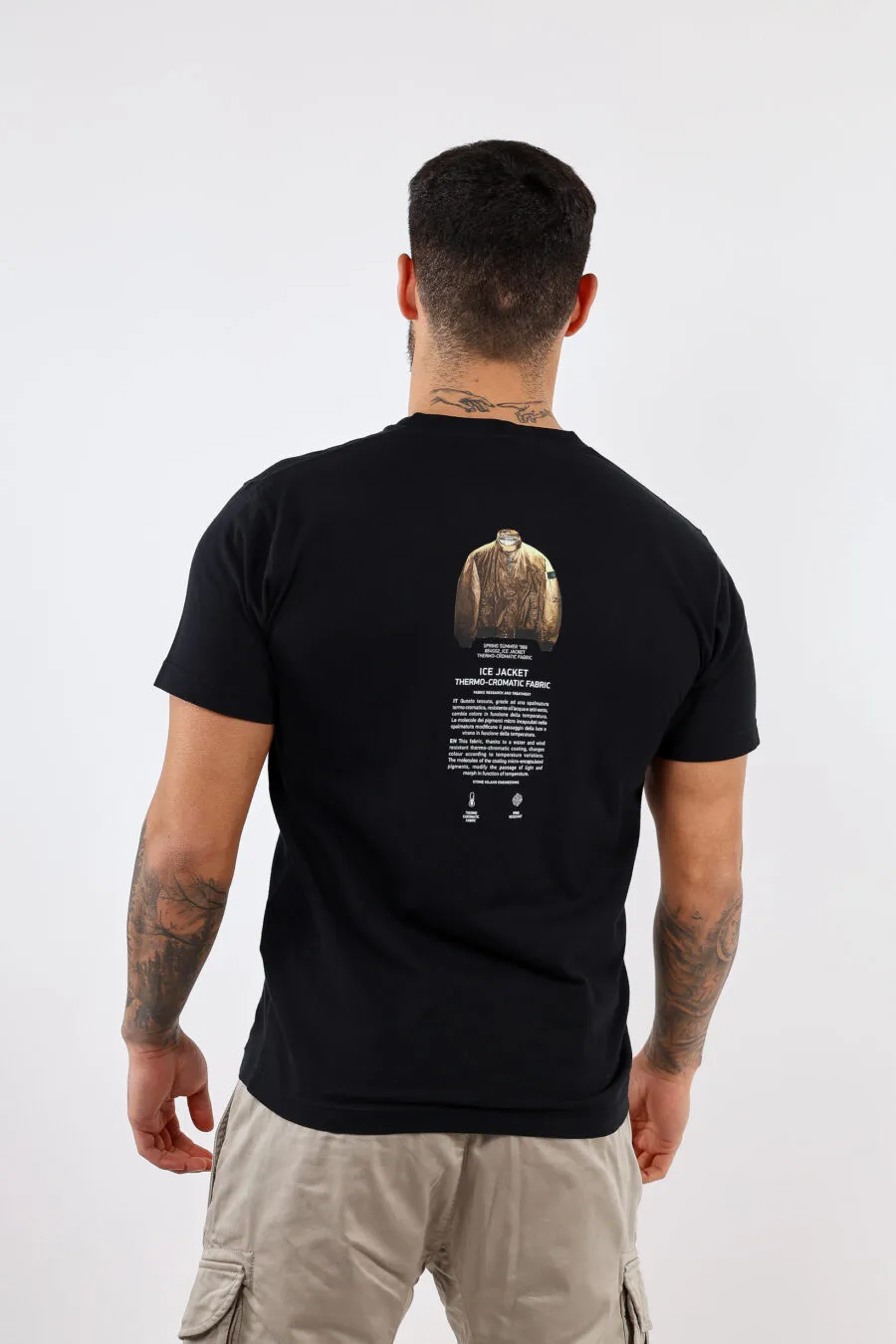 Camiseta negra con minilogo 