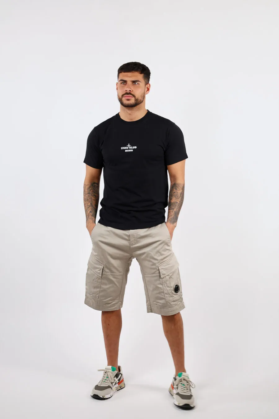 Camiseta negra con minilogo 