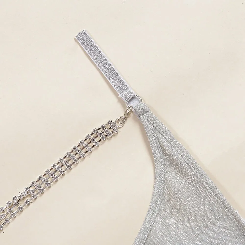 Conjunto de lencería brillante con cadenas