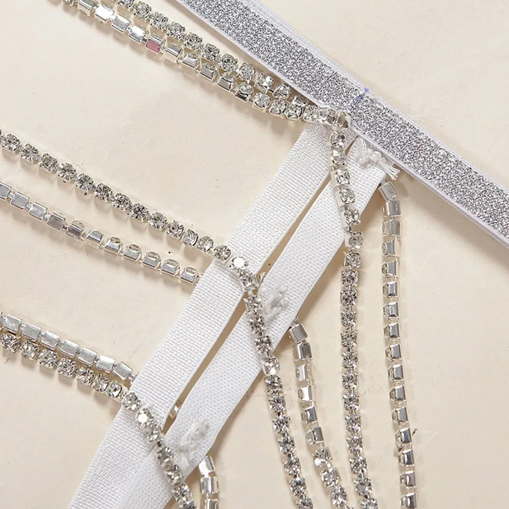Conjunto de lencería brillante con cadenas