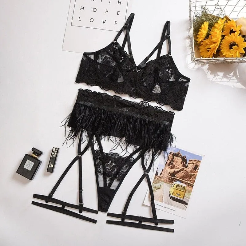 Conjunto de lencería con plumas negras