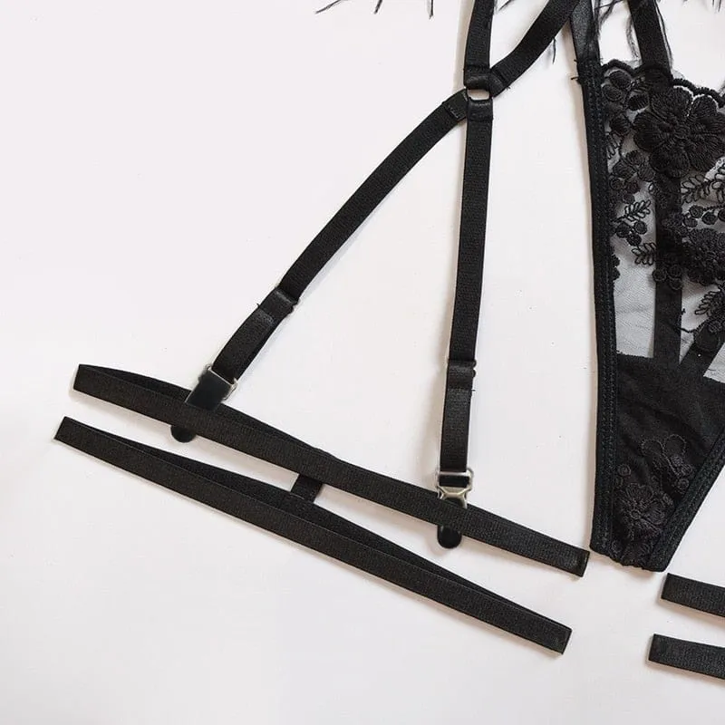 Conjunto de lencería con plumas negras