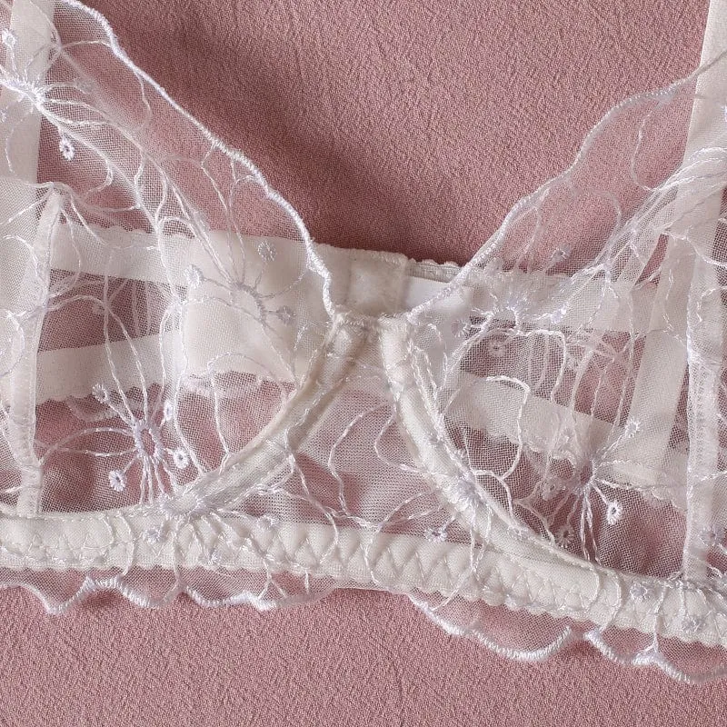 Conjunto de lencería de encaje blanco con volante