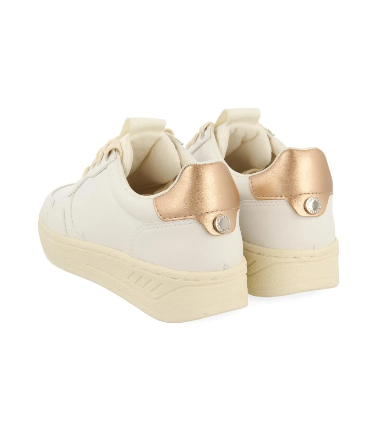 Deportivas en blanco de mujer