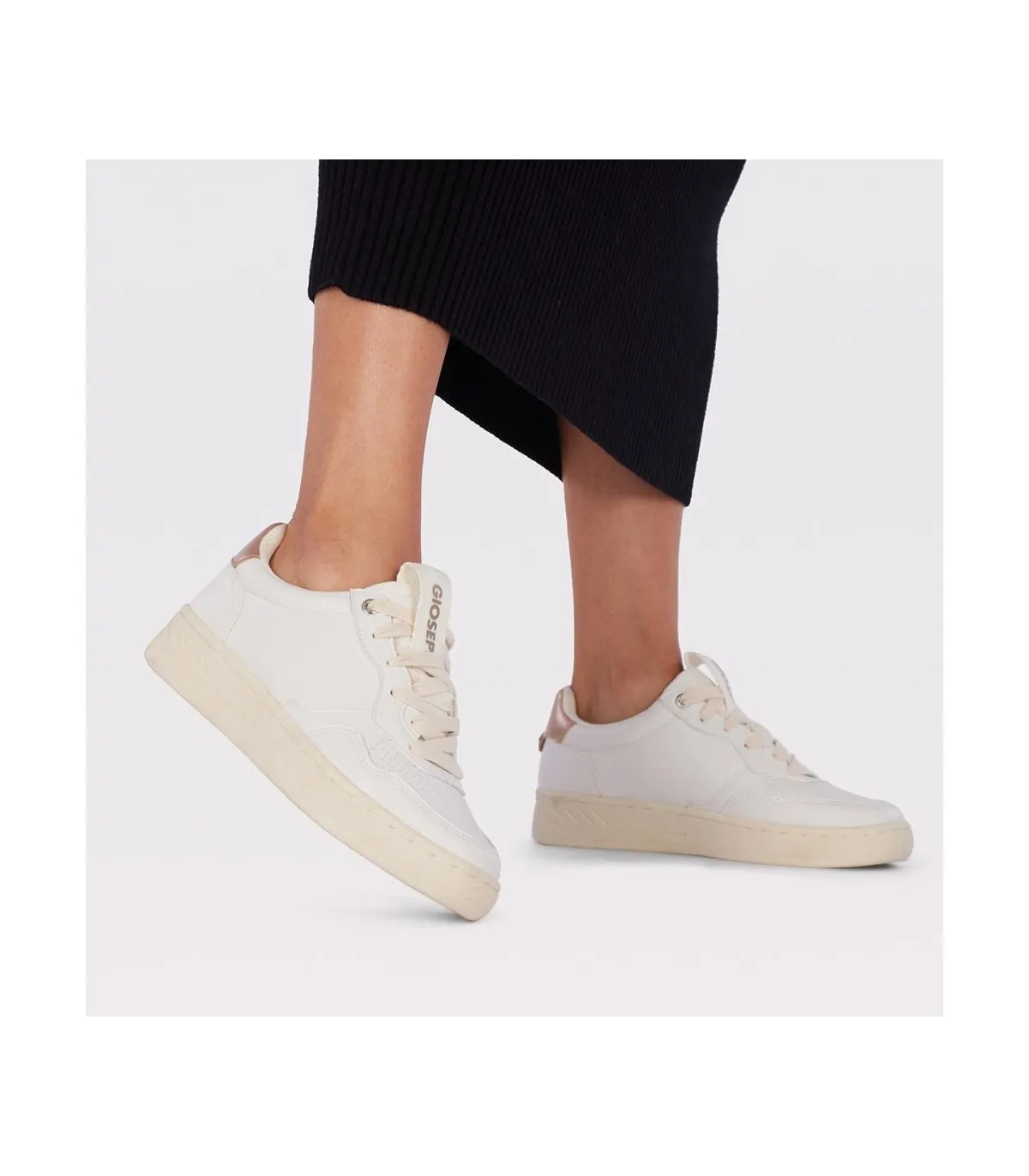 Deportivas en blanco de mujer
