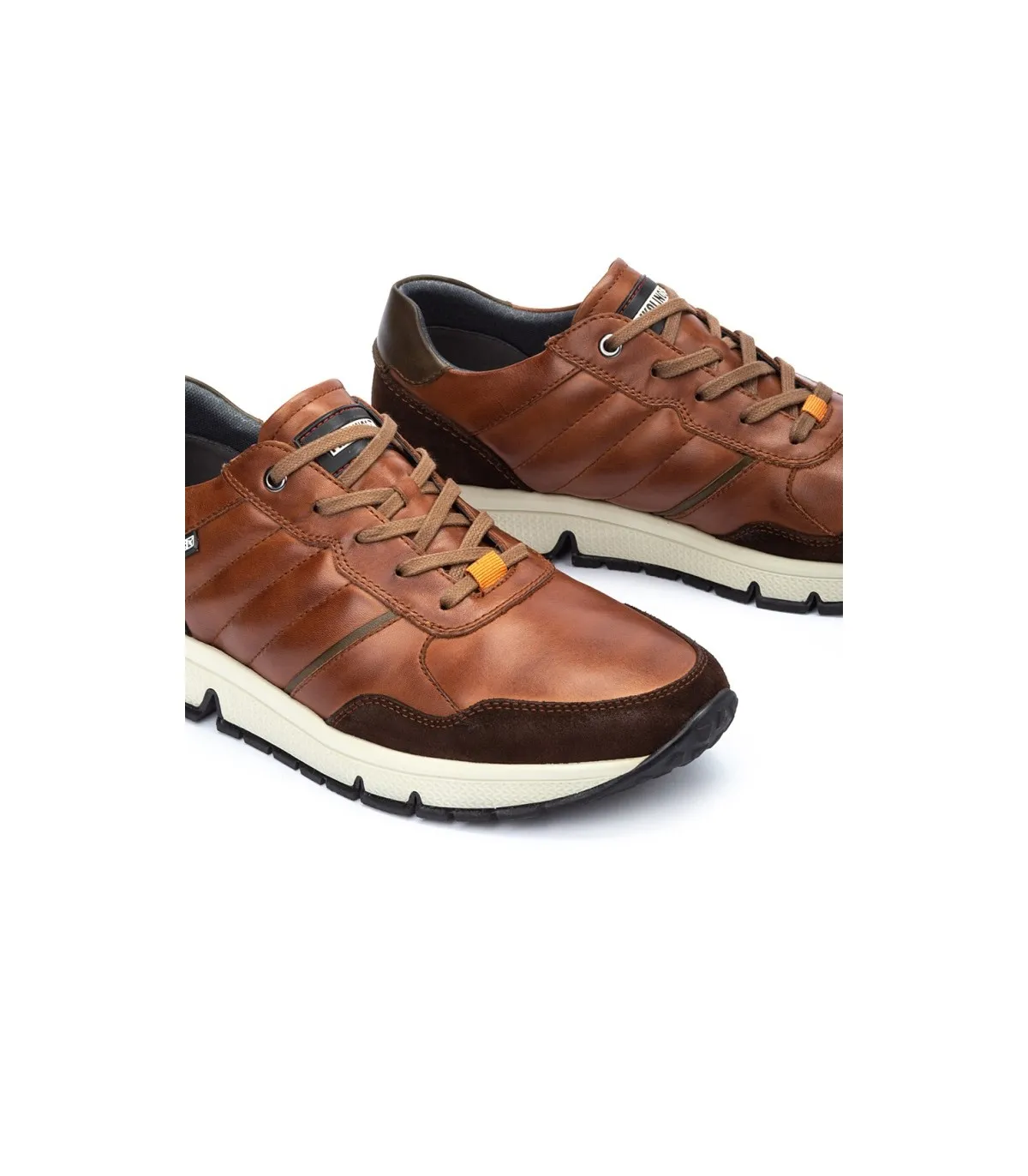 Deportivo de piel en color cuero para hombre