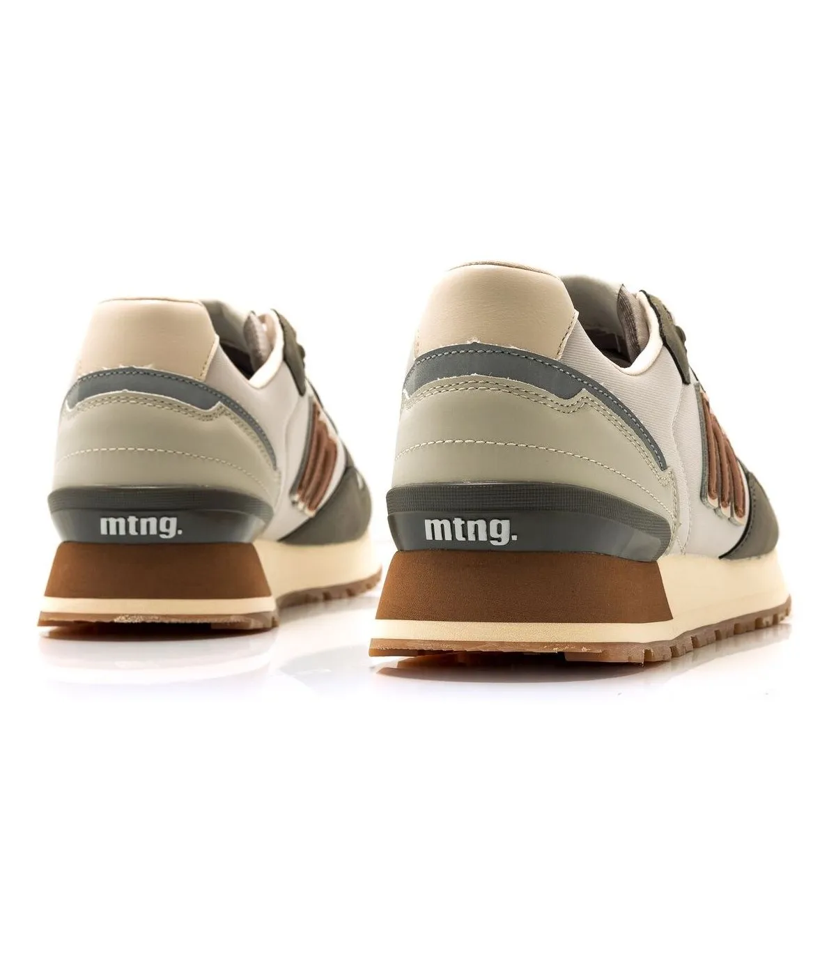 Deportivo hombre gris con cordones