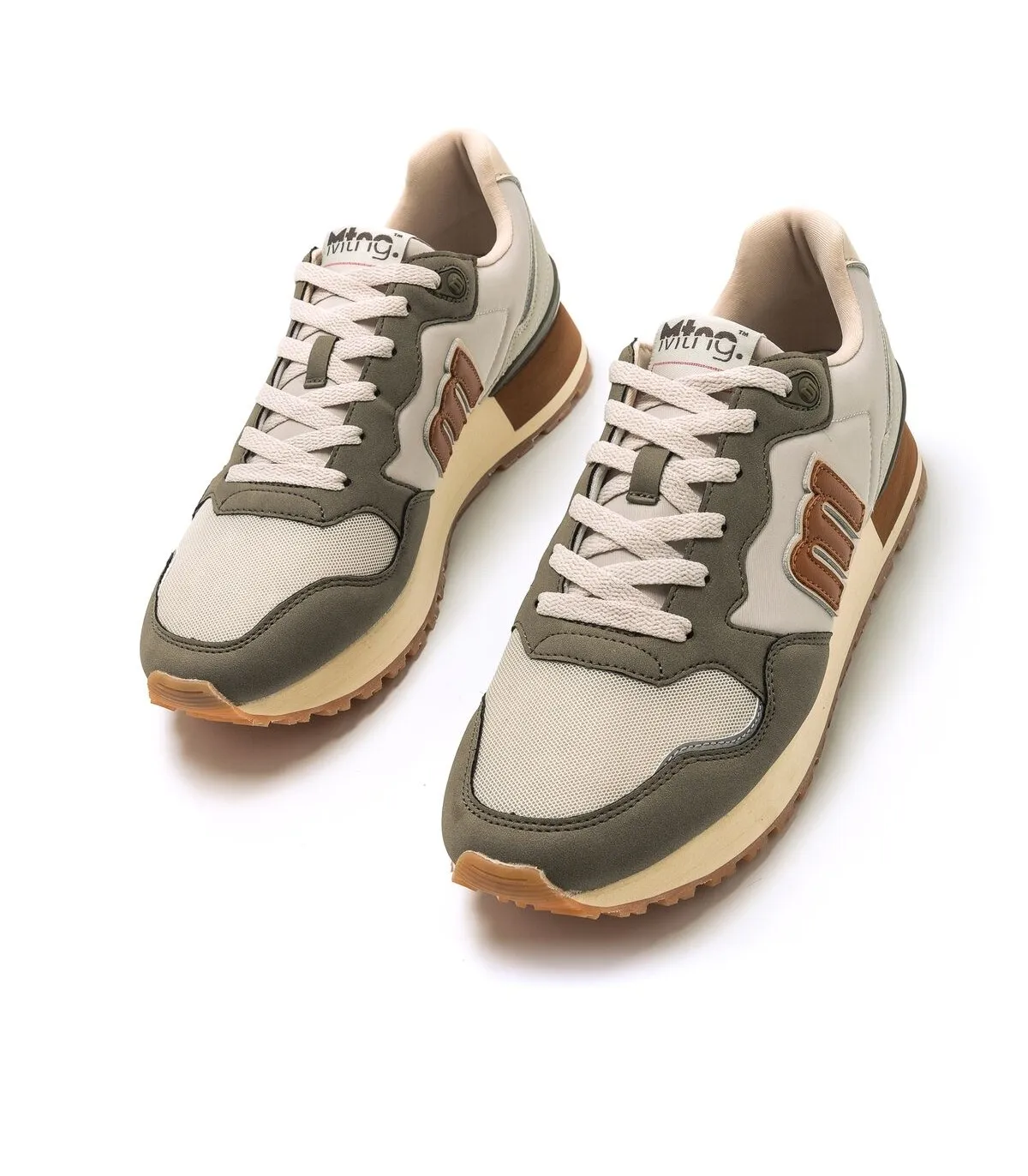 Deportivo hombre gris con cordones