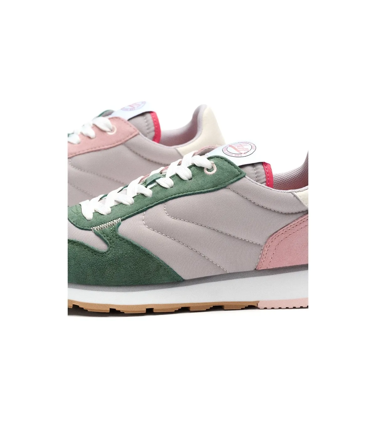 Deportivo tricolor en tonos gris verde y rosa