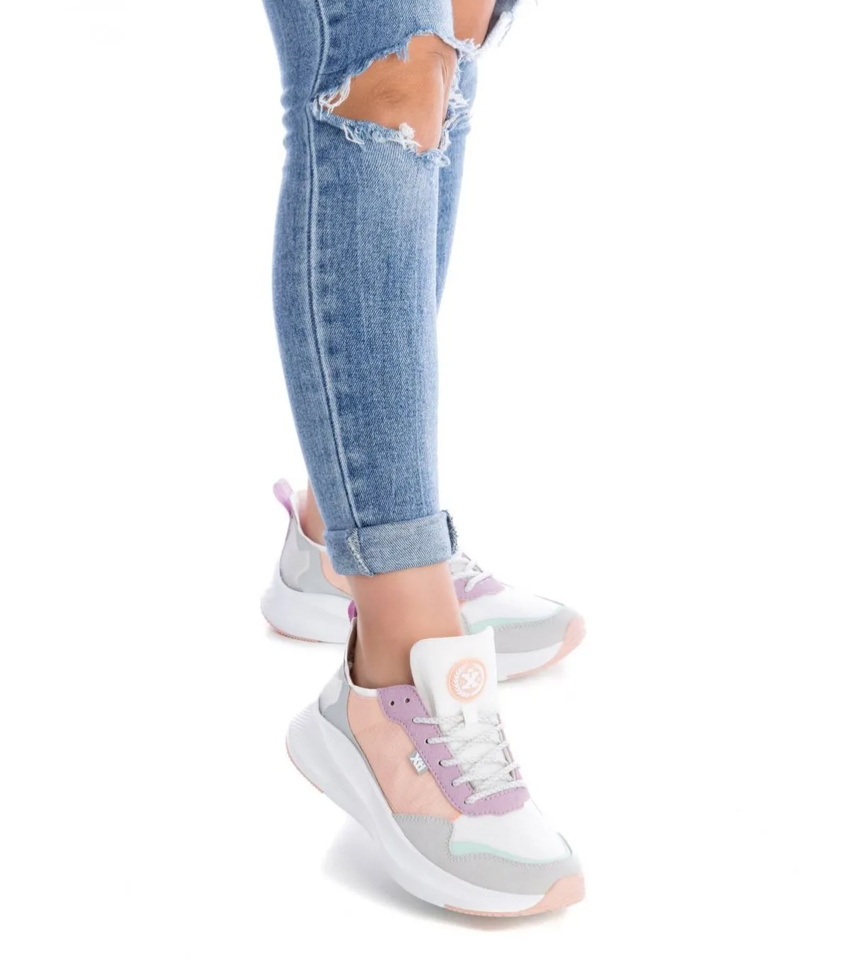 Deportivos con cordones en coral de mujer