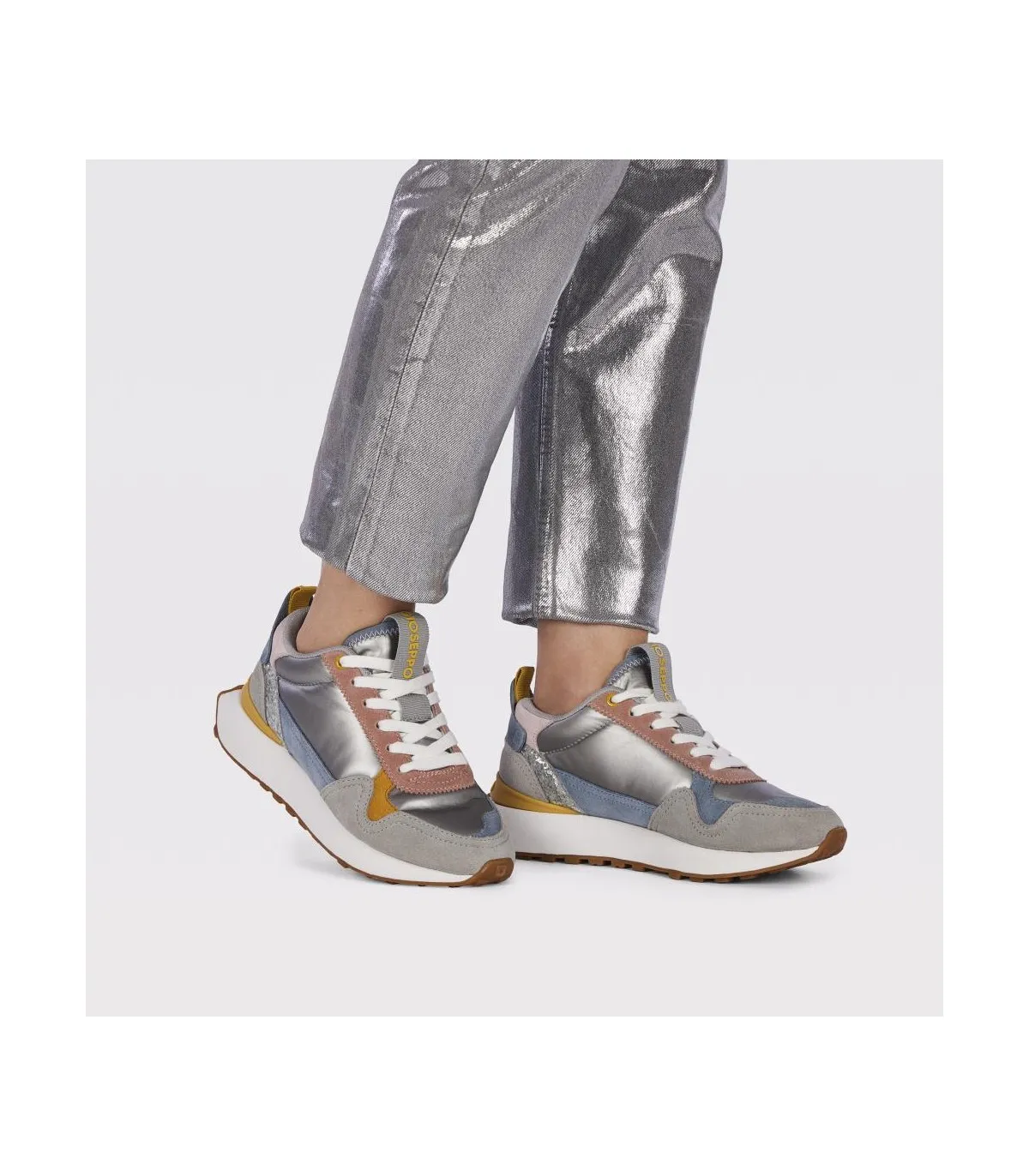 Deportivos de cordones en tonos pastel