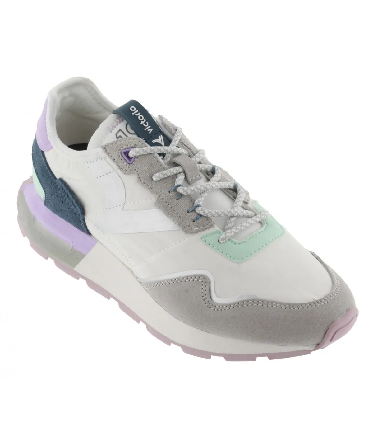 Deportivos de mujer con cordones en blanco