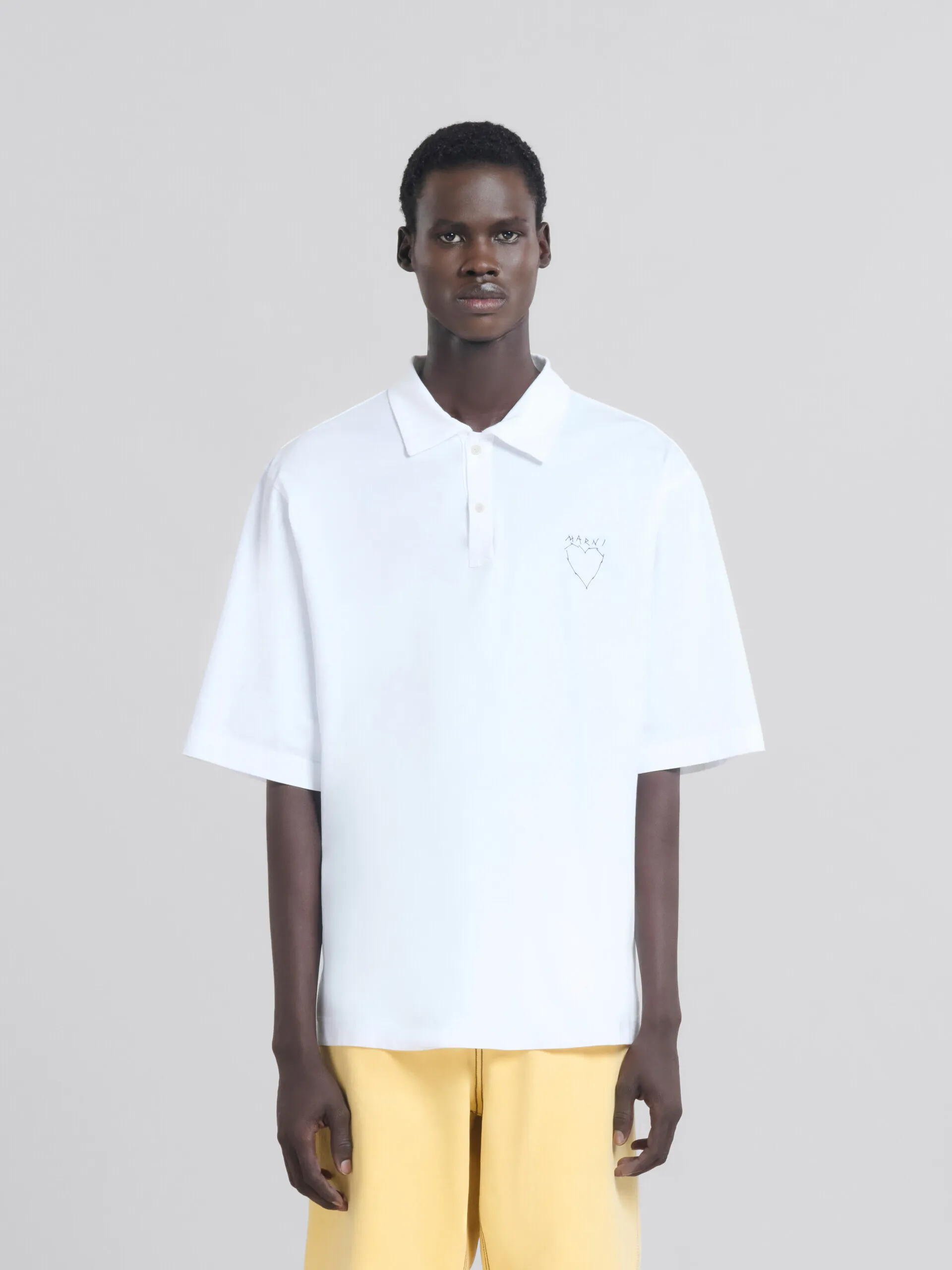 Polo de algodón orgánico blanco con estampado en la espalda