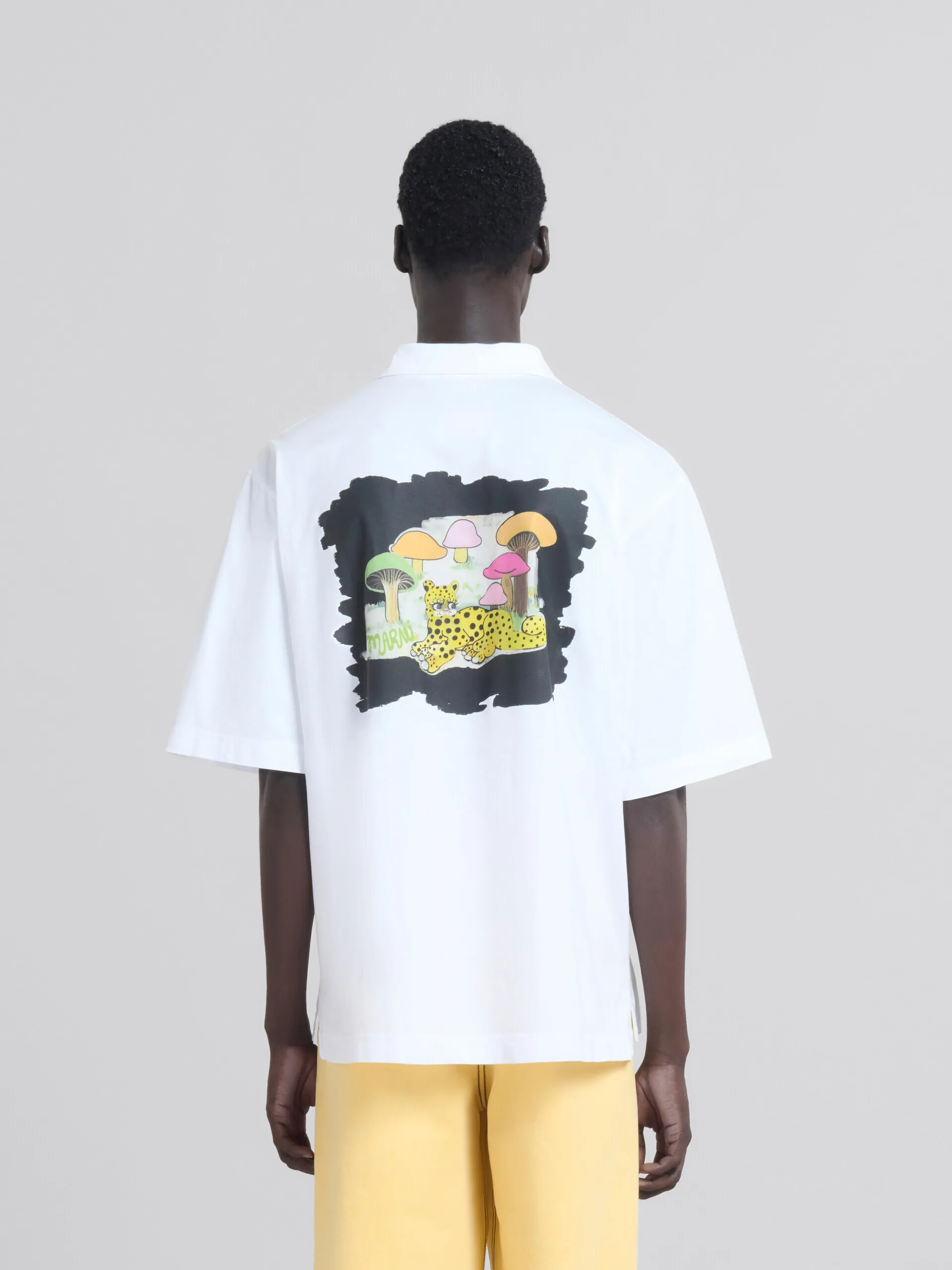 Polo de algodón orgánico blanco con estampado en la espalda
