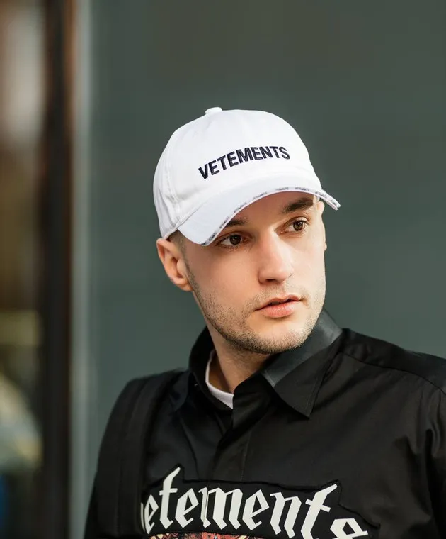 Vetements White cap with logo embroidery