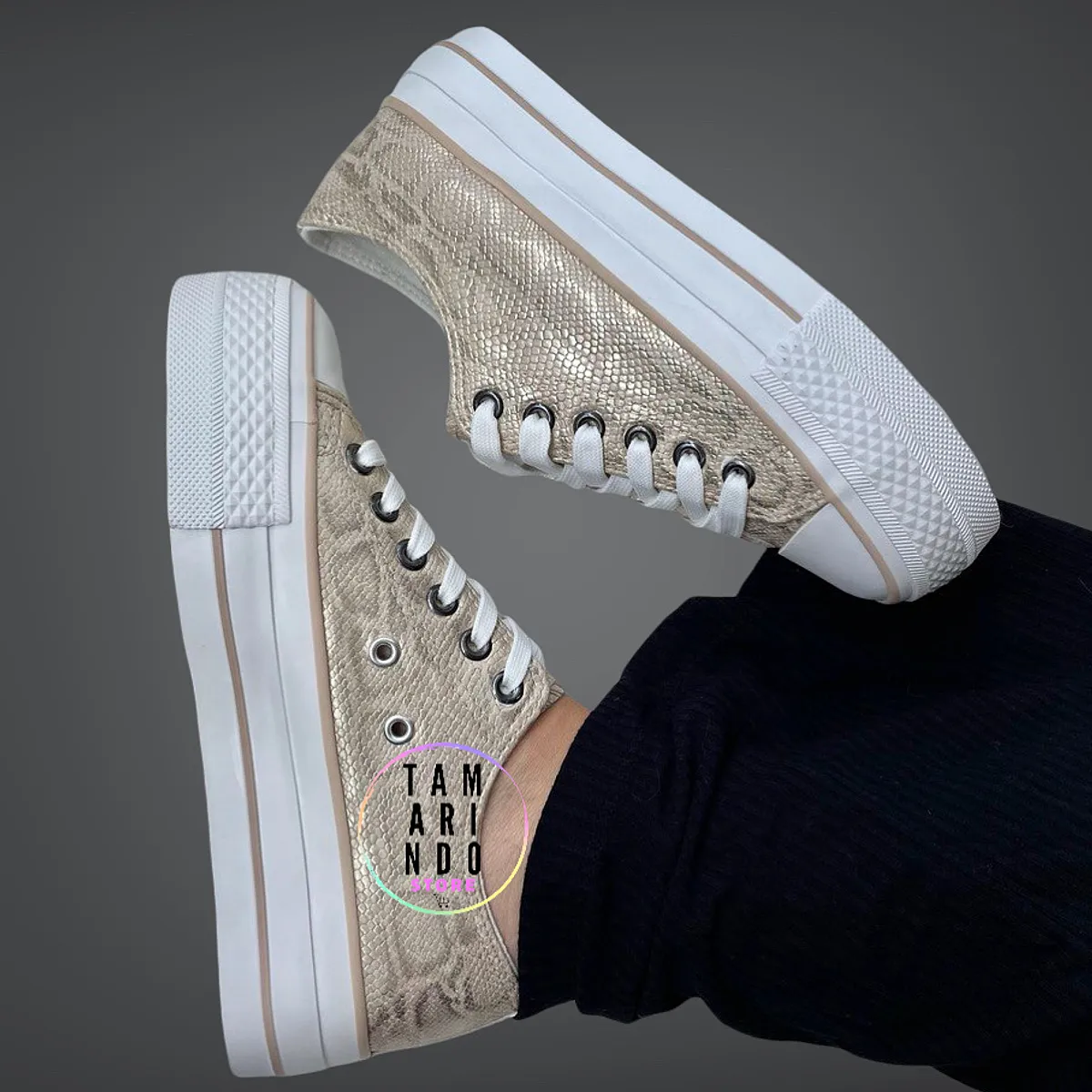 Zapatillas eco cuero dorado J01