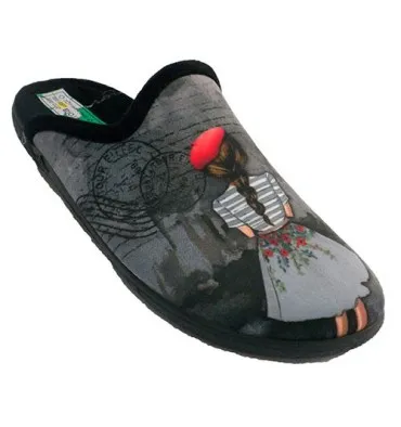 Zapatillas mujer abiertas detrás señora con trenzas y gorra Alberola en negro