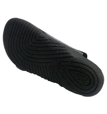 Zapatillas mujer abiertas detrás señora con trenzas y gorra Alberola en negro